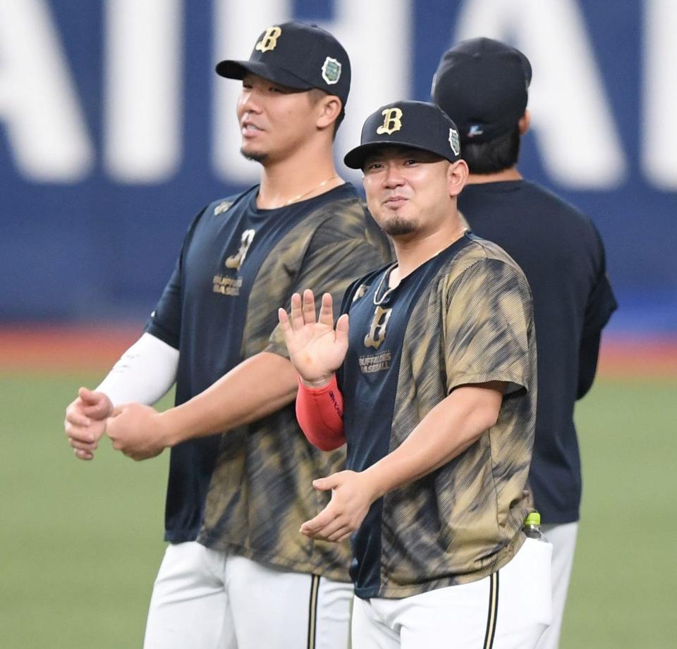 　アップ前に柔らかな表情を見せる森（右）と頓宮（撮影・中田匡峻）