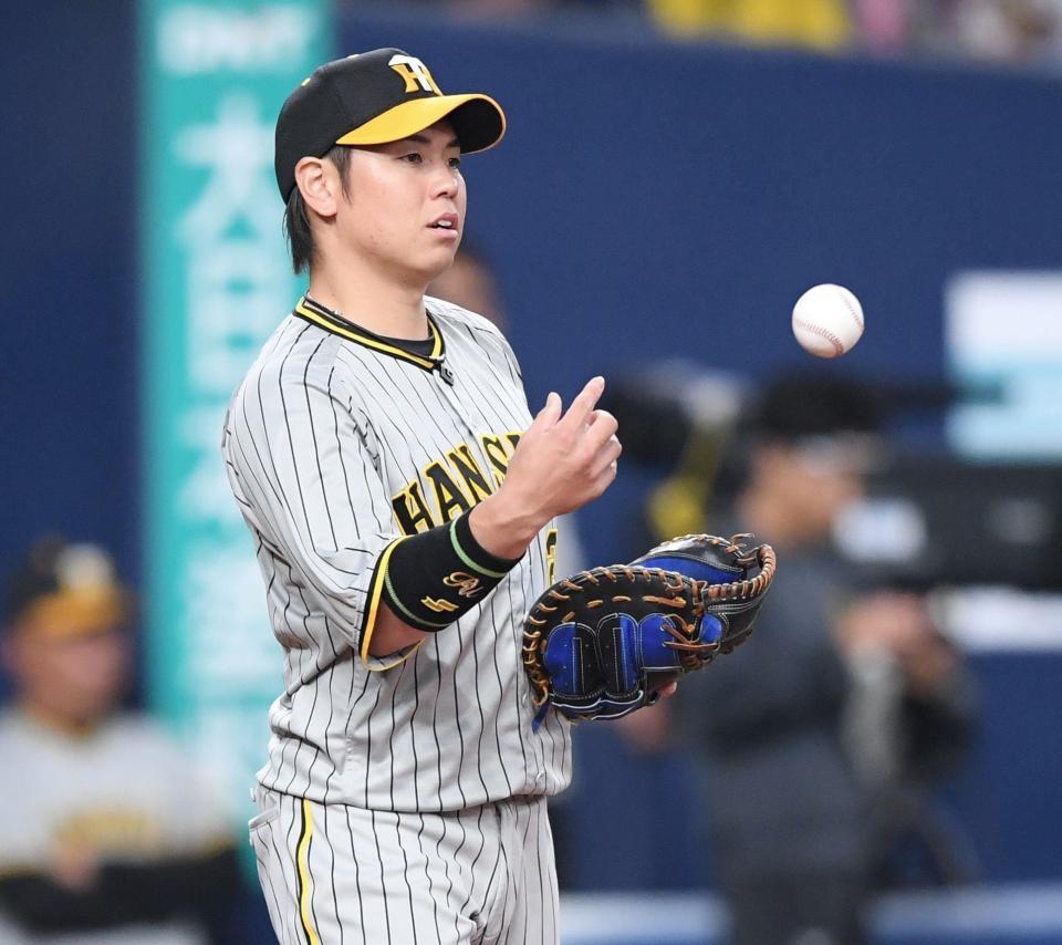 　シートノックでボール渡しをする梅野（撮影・中田匡峻）