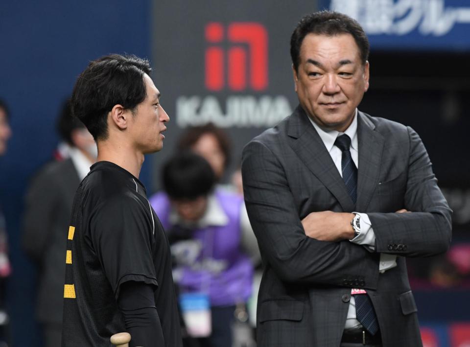 　槙原寛己氏（右）と話す近本（撮影・中田匡峻）