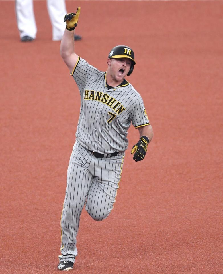 　２回、先制ソロを放ち、指を立てるノイジー（撮影・北村雅宏）