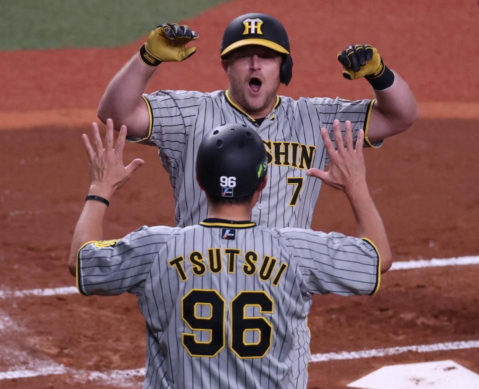 　２回、先制ソロを放ち生還するノイジー（撮影・山口登）