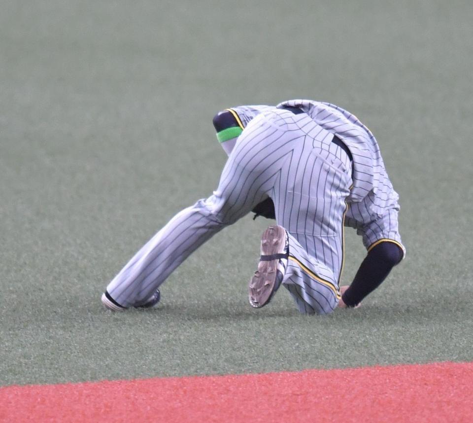 　１回、頓宮の打球を好捕する木浪（撮影・西岡正）