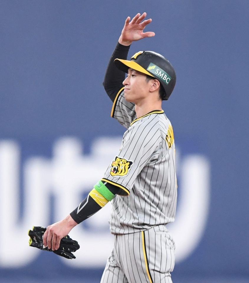 　４回、リクエストも判定は覆らず、右飛に倒れた近本（撮影・中田匡峻）