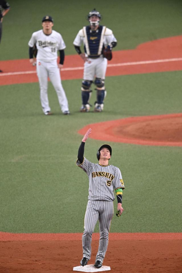 　４回、打球がフェンスに直撃したかどうかのビデオを見てがっくりの近本。後方は山本、若月のバッテリー（撮影・金田祐二）