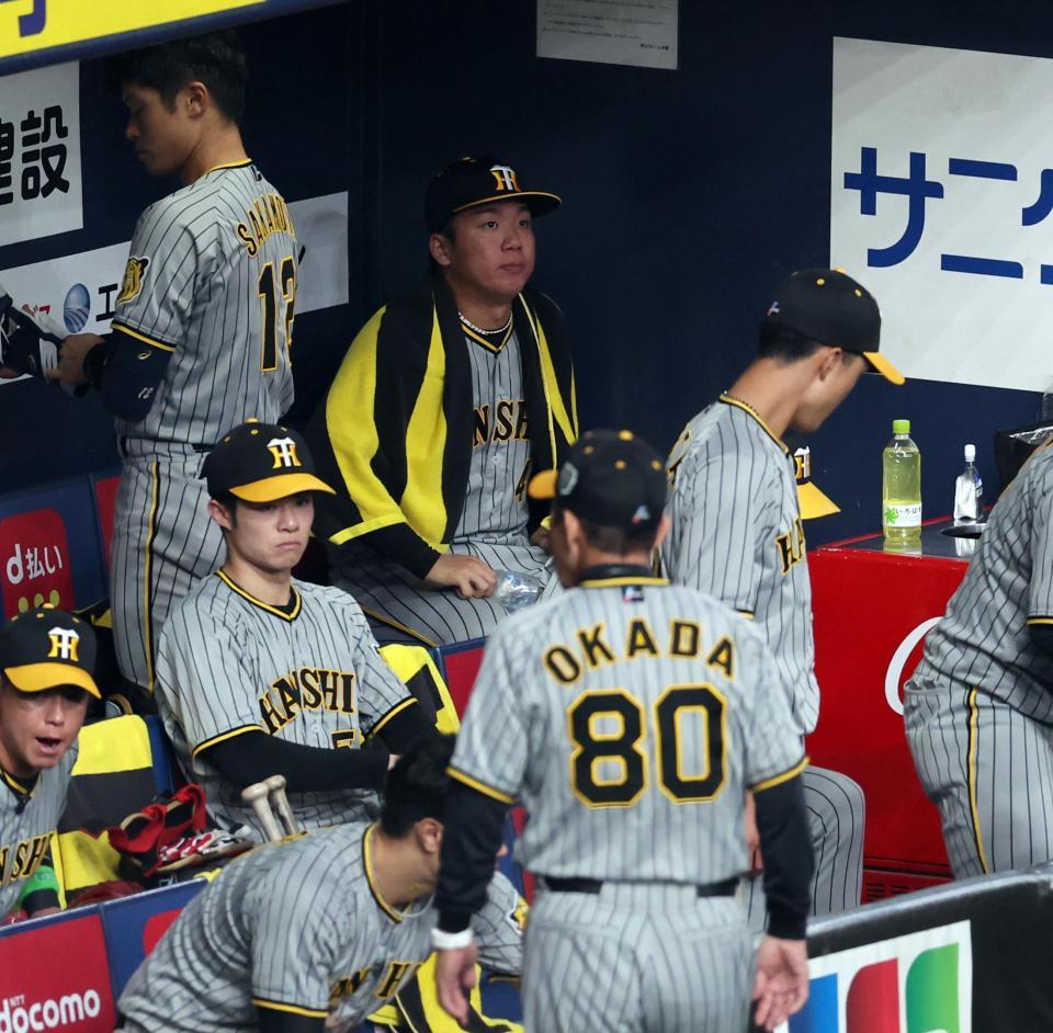 　６回、岡田監督は村上の交代を告げベンチに戻る（撮影・山口登）