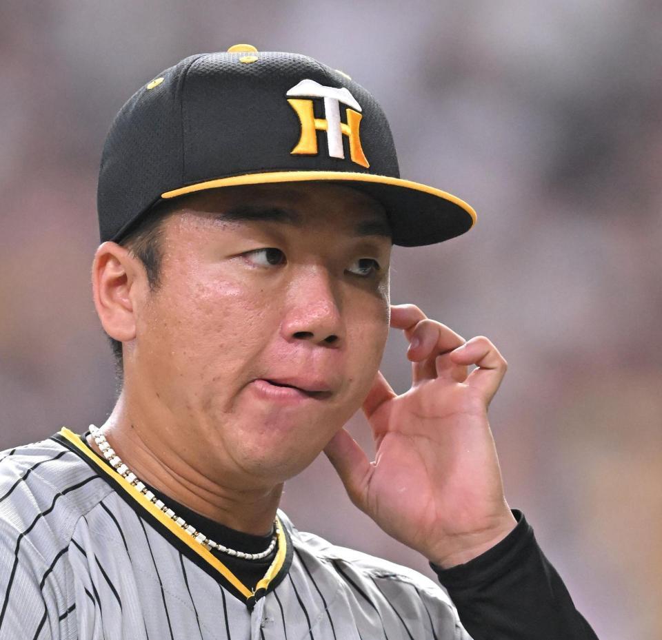 　紅林に２ランを許した５回を投げ終え、悔しそうにベンチに戻る村上（撮影・高部洋祐）