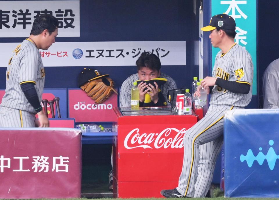 　５回を投げ終えて４失点。ベンチで汗をぬぐう村上（撮影・立川洋一郎）