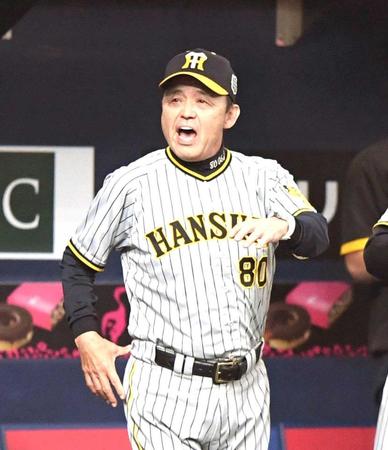 　２回、先制ソロを放ったノイジーを声を上げながら迎える岡田監督（撮影・中田匡峻）