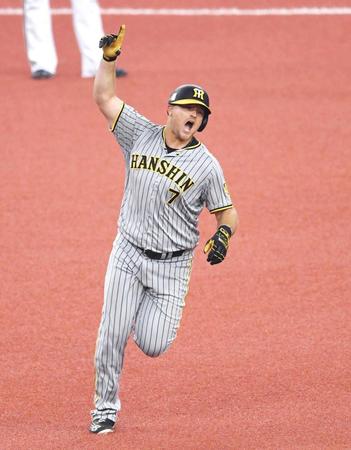 　２回、先制ソロを放ち、吠えるノイジー（撮影・北村雅宏）