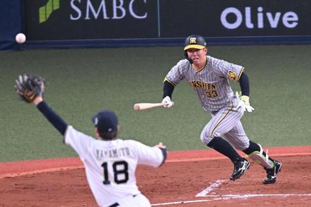 　４回、二塁内野安打を放つ糸原（撮影・金田祐二）