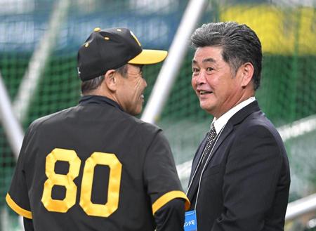 　試合前、岡田監督（左）と談笑する工藤公康氏（撮影・高部洋祐）