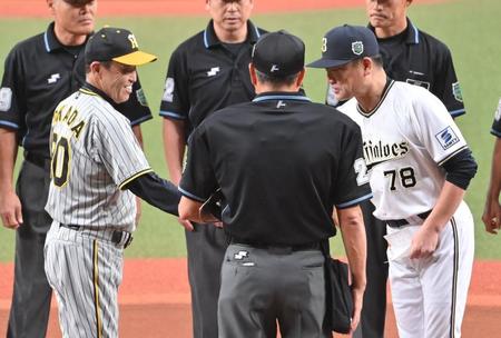 　中嶋監督（右）とメンバー表交換で握手する岡田監督（撮影・西岡正）