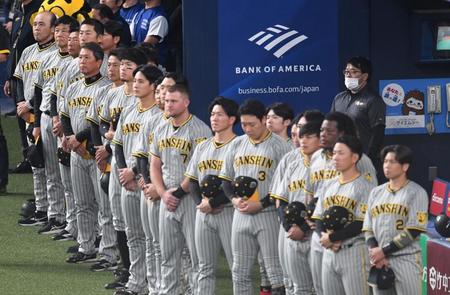 　試合前、国歌に耳を傾けるナイン（撮影・北村雅宏）