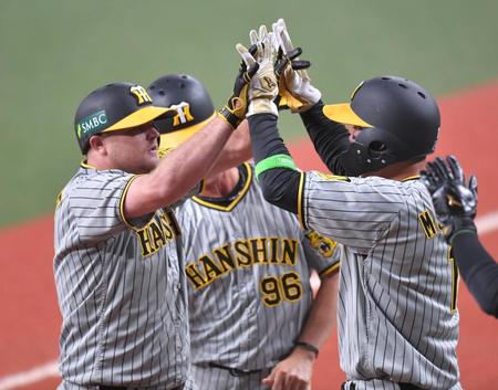 　４回、先制３ランを放ち、森下（右）とハイタッチするノイジー（撮影・西岡正）