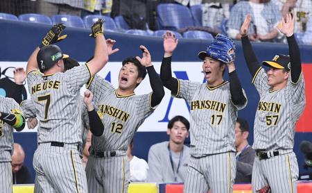 　４回、先制３ランを放ったノイジー（７）を迎える青柳（１７）らナイン（撮影・中田匡峻）