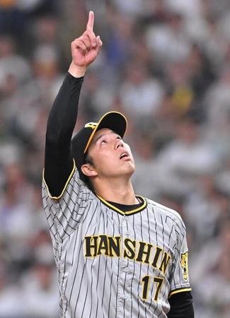 　４回、ゴンザレスの飛球を指さす青柳（撮影・高部洋祐）