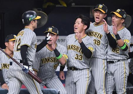 　６回、犠打を決めた坂本（左）を迎える糸原（右から３人目）らナイン（撮影・中田匡峻）