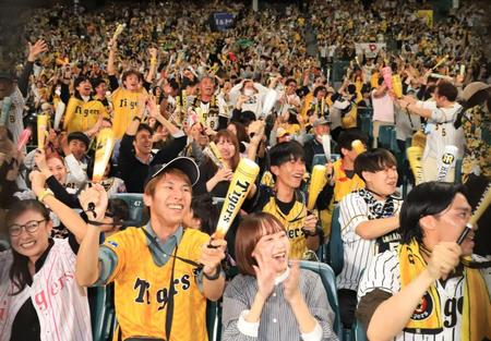 阪神　３８年ぶりの日本一に甲子園もお祭り騒ぎ　九回裏の前には「栄光の架橋」の大合唱も　無料ＰＶに１万２４２４人の虎党が詰めかける