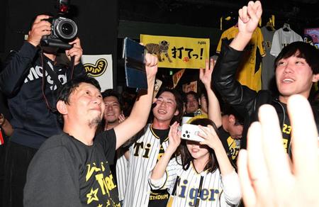 　日本一を喜ぶ阪神ファンを撮影をする川尻哲郎氏＝東京・新橋のＴＩＧＥＲ　ＳＴＡＤＩＵＭ（撮影・佐々木彰尚）