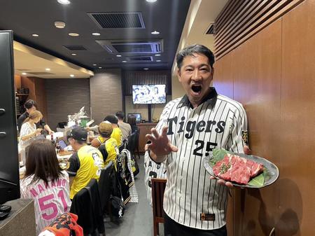 　古巣・阪神の日本一に大興奮の店主の加藤隆行さん＝神戸市中央区