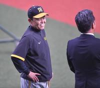 　試合前、工藤公康氏と笑顔で話す岡田監督（撮影・西岡正）