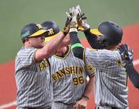 　４回、先制３ランを放ち、森下（右）とハイタッチするノイジー（撮影・西岡正）