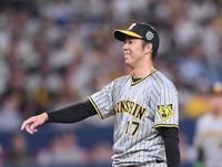 　３回、宗への１球がボール判定され、苦笑いの青柳（撮影・中田匡峻）