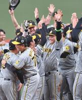 　バンザイして喜ぶ森下（撮影・西岡正）