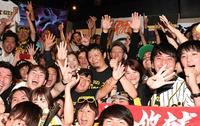　川尻哲郎氏（中央左）、陽子夫人（同右）と日本一を喜ぶ阪神ファン＝東京・新橋のＴＩＧＥＲ　ＳＴＡＤＩＵＭ（撮影・佐々木彰尚）