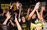 　日本一に喜ぶ阪神ファン＝東京・新橋のＴＩＧＥＲ　ＳＴＡＤＩＵＭ（撮影・佐々木彰尚）