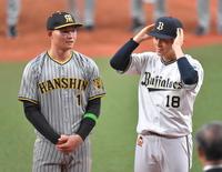 　表彰式で森下（左）と話す山本（撮影・西岡正）