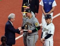 　優秀選手賞を受賞した（左から）ノイジー、森下、山本（撮影・山口登）