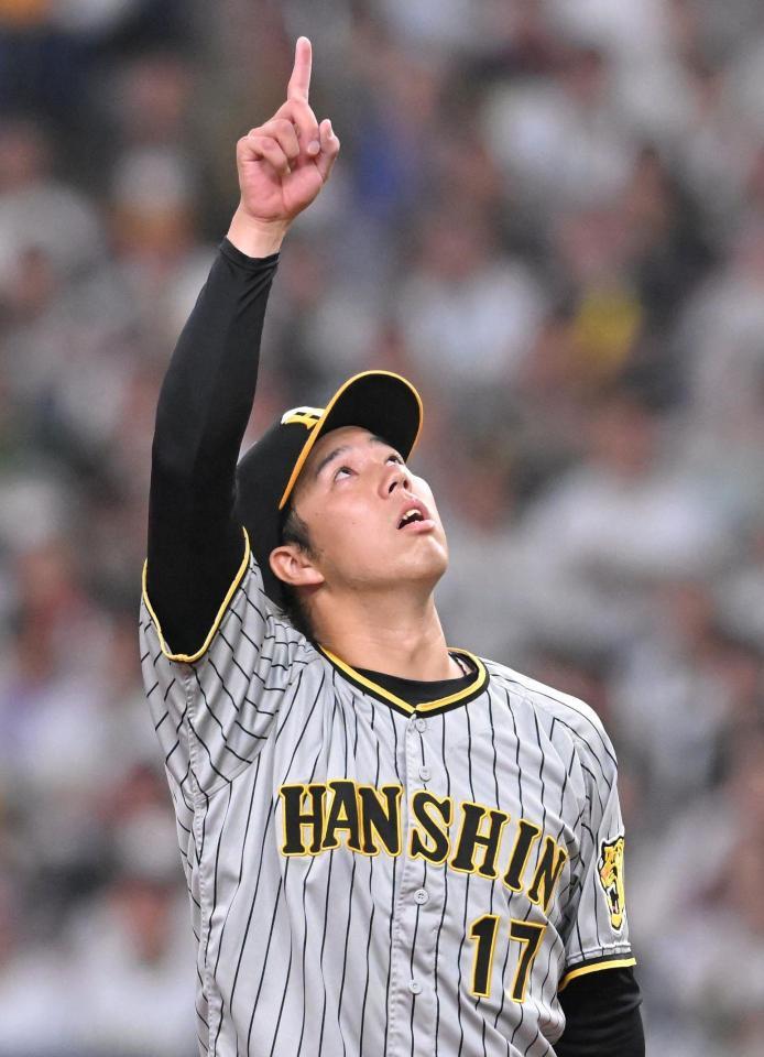 　４回、ゴンザレスの飛球を指さす青柳（撮影・高部洋祐）