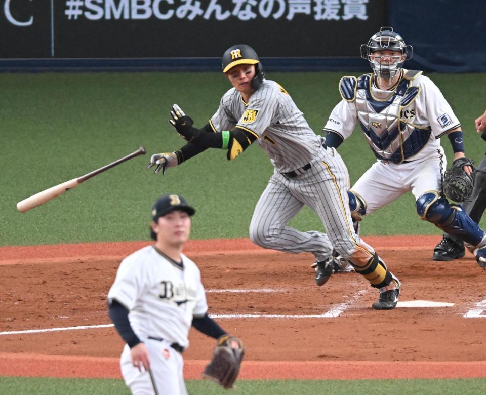 　９回、中前適時打を放つ森下（撮影・金田祐二）