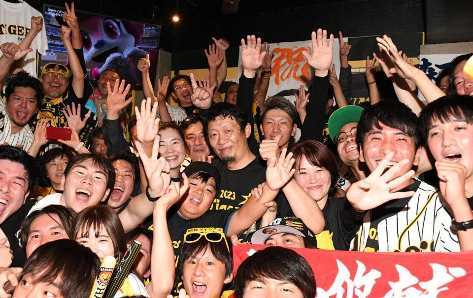 　川尻哲郎氏（中央左）、陽子夫人（同右）と日本一を喜ぶ阪神ファン＝東京・新橋のＴＩＧＥＲ　ＳＴＡＤＩＵＭ（撮影・佐々木彰尚）