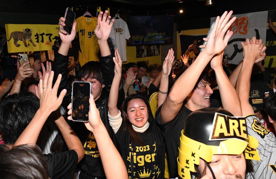 　日本一に喜ぶ阪神ファン＝東京・新橋のＴＩＧＥＲ　ＳＴＡＤＩＵＭ（撮影・佐々木彰尚）