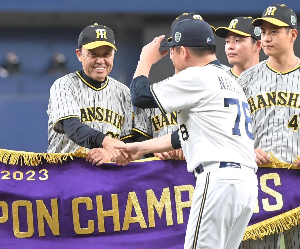 阪神・岡田監督「オリックスは強かったですよ」ペナントを隔て中嶋監督と握手「どっちに転ぶか分からなかった」/阪神タイガース/デイリースポーツ online