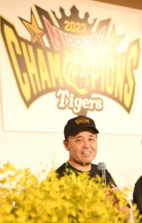 　共同記者会見に臨む岡田監督（撮影・北村雅宏）