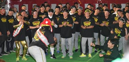 　ビールかけ会場で盛り上がる阪神ナイン（撮影・北村雅宏）