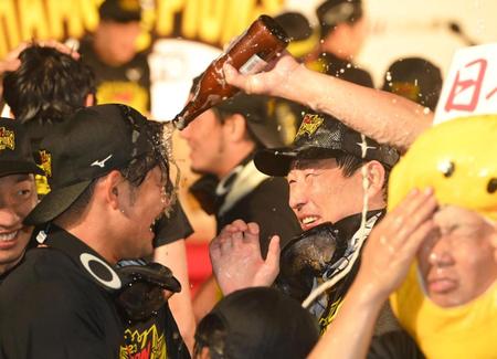 　ビールを浴びせる岩崎（撮影・高部洋祐）