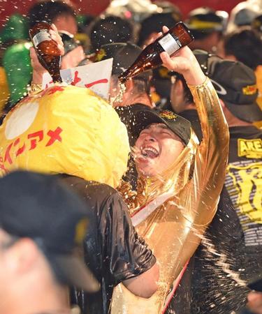 ビールかけを楽しむ阪神・熊谷敬宥＝大阪府内（撮影・高部洋祐）