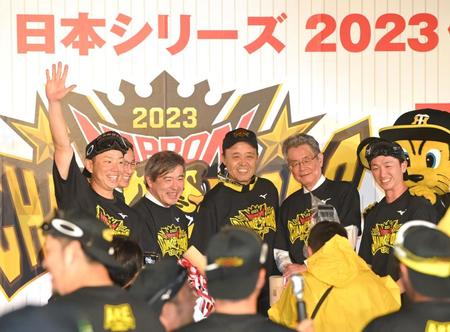 　日本シリーズ優勝祝勝会で記念撮影する岡田監督（中央）ら（撮影・高部洋祐）