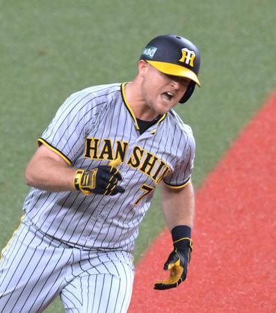 　４回、雄たけびを上げてダイヤモンドを回るノイジー（撮影・立川洋一郎）