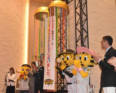 　記念のくす玉を割り、拍手する阪神百貨店・小森栄司本店長（左から４人目）ら