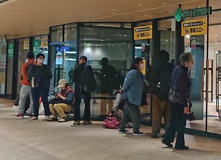 　午前６時前にはすでに開店を待つ人々の列＝阪神百貨店・梅田本店