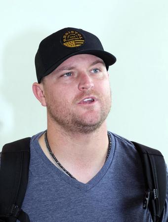 　帰国前、取材に応じるノイジー（撮影・山口登）