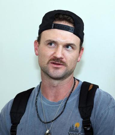 　帰国前、取材に応じるブルワー（撮影・山口登）