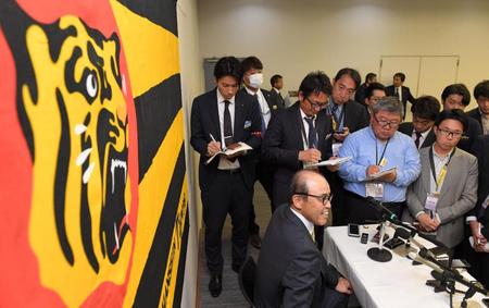 　会見後、記者の囲み取材に応じる岡田監督（撮影・高部洋祐）