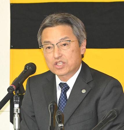 　シーズン終了報告を終え、会見する百北幸司球団社長（撮影・高部洋祐）