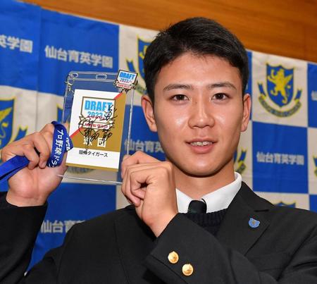 　岡田監督のサインが入ったドラフト会場のパスをプレゼントされた仙台育英・山田脩也（撮影・出月俊成）